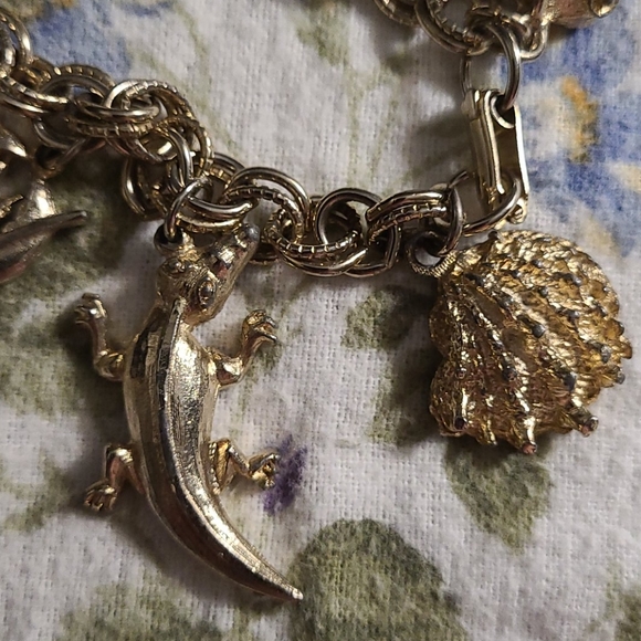 EUC GOLD-TONE NAUTICAL CHARM BRACELET - Picture 4 of 8